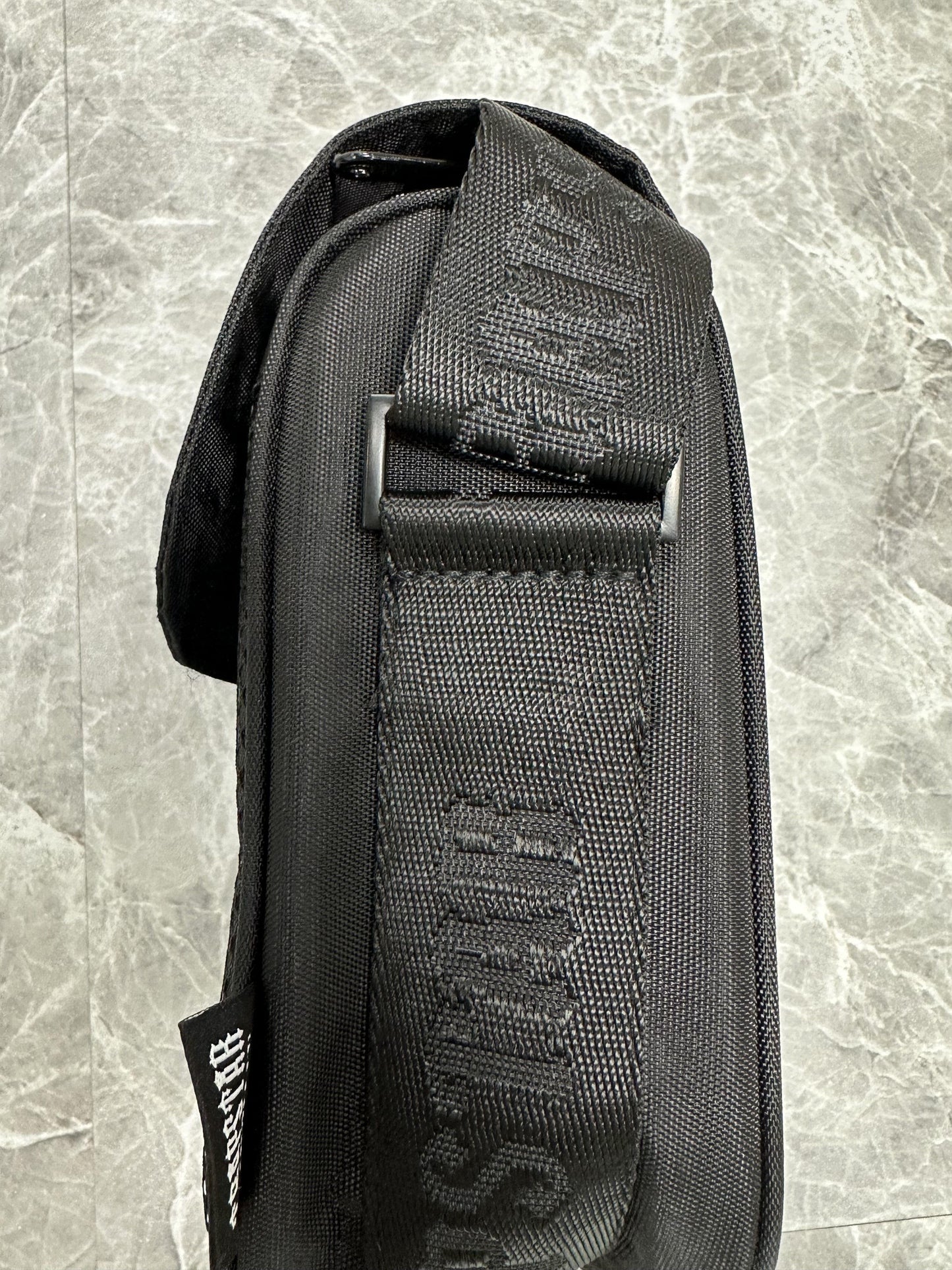 trapstar-irongate-1_0-crossbody-bag-gradient-blue-10-Drip Store Argentina