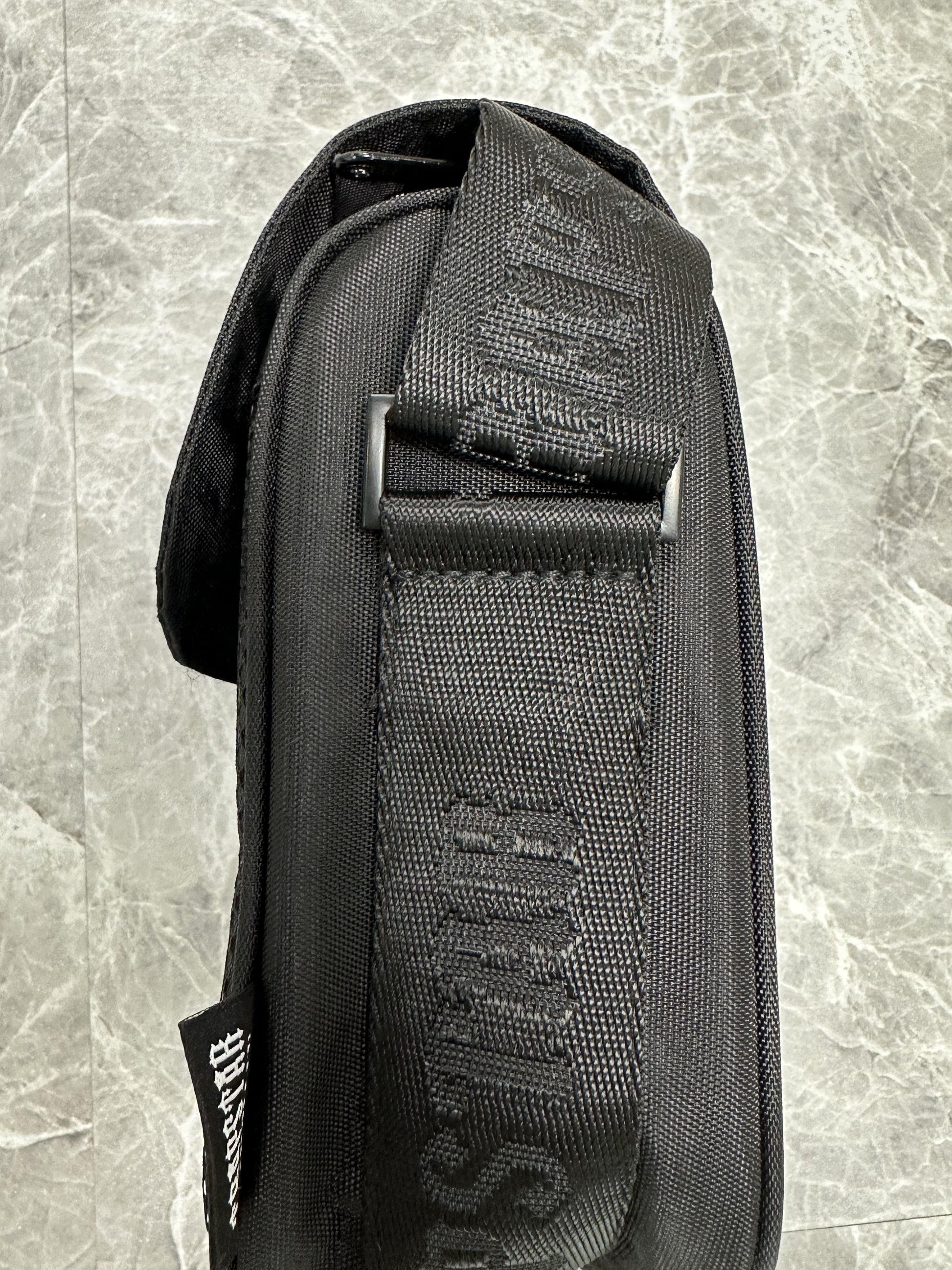 trapstar-irongate-1_0-crossbody-bag-gradient-blue-10-Drip Store Argentina