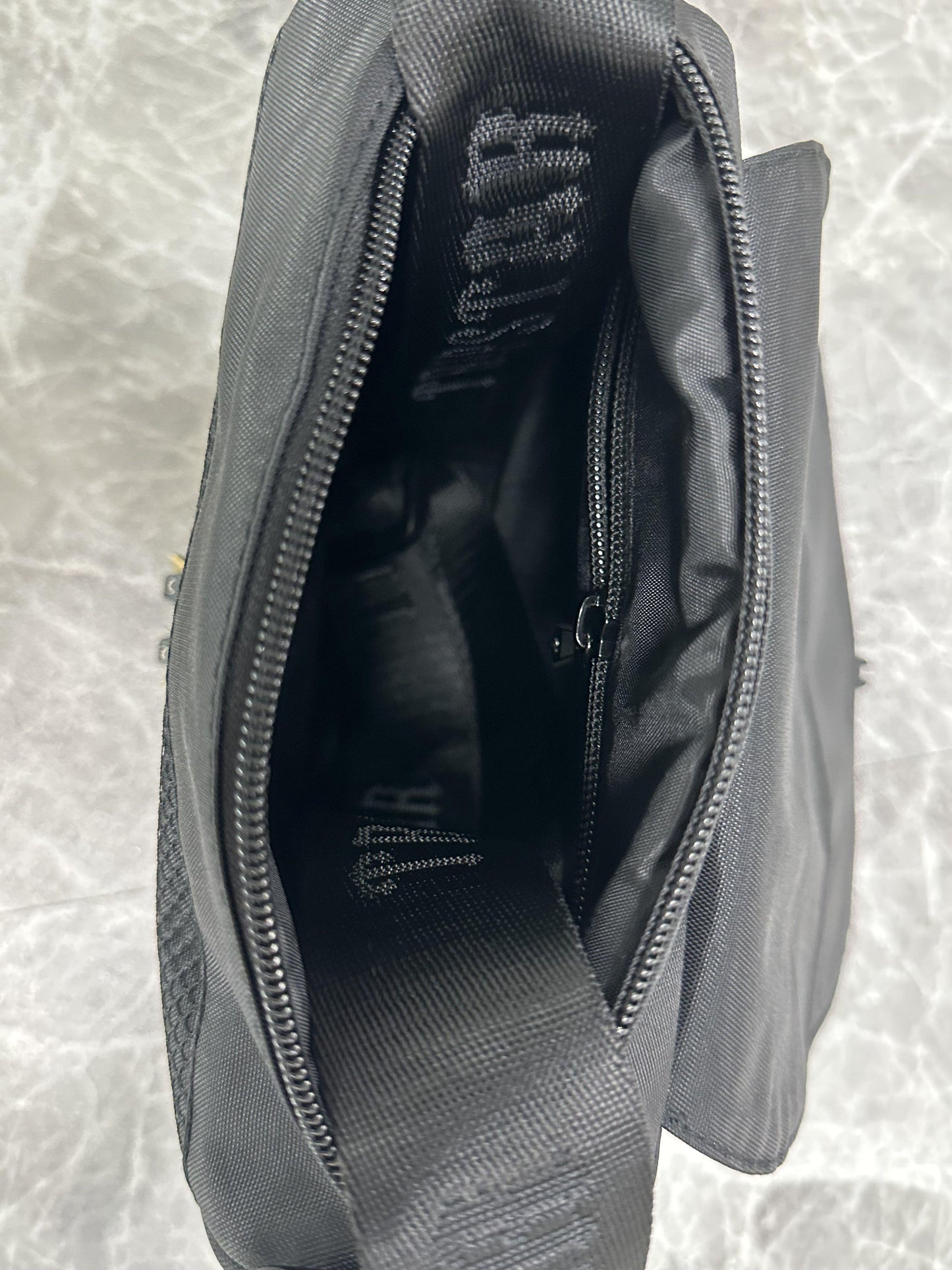 trapstar-irongate-1_0-crossbody-bag-gradient-blue-11-Drip Store Argentina