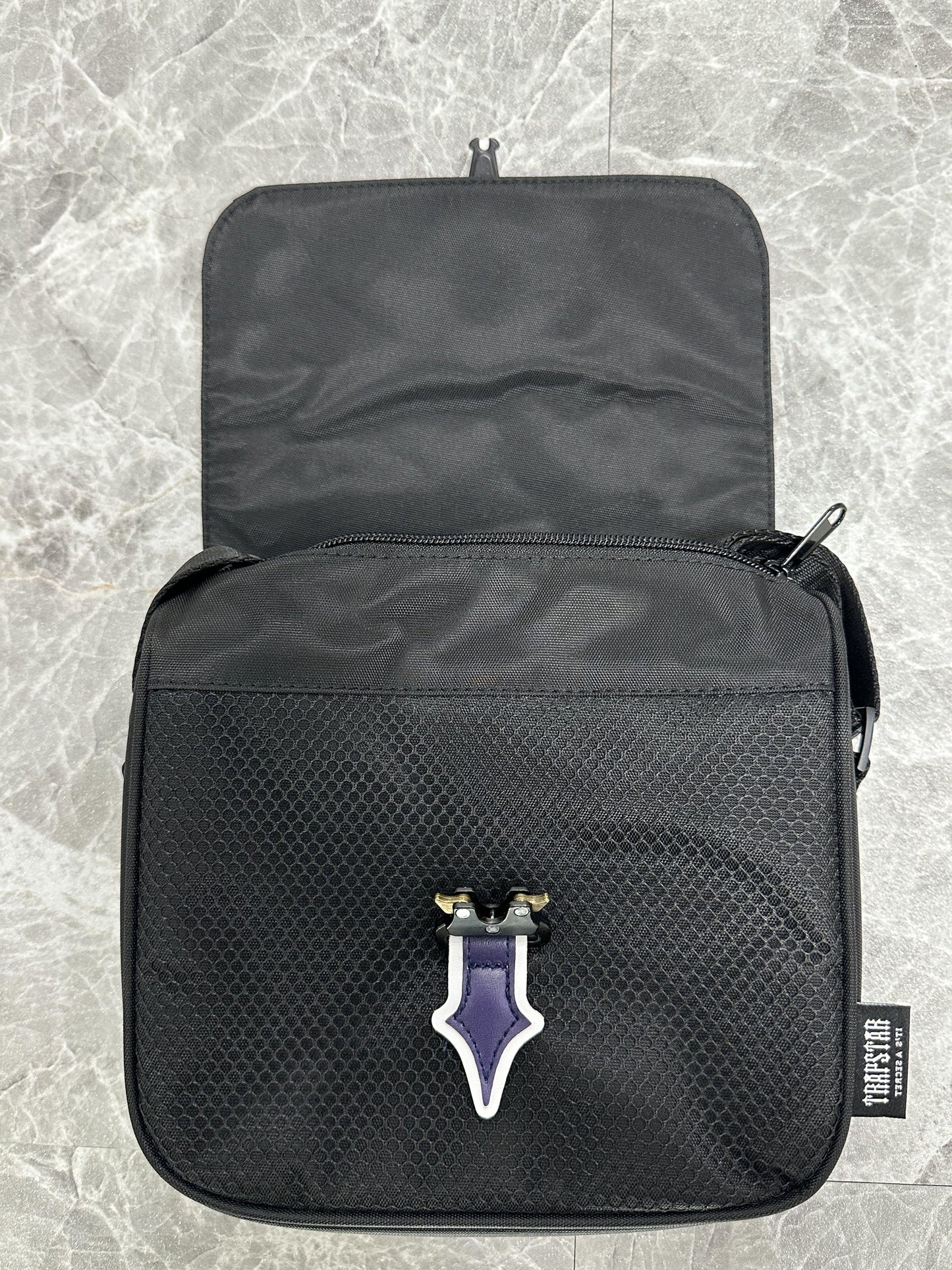 trapstar-irongate-1_0-crossbody-bag-gradient-blue-6_c765ff32-Drip Store Argentina