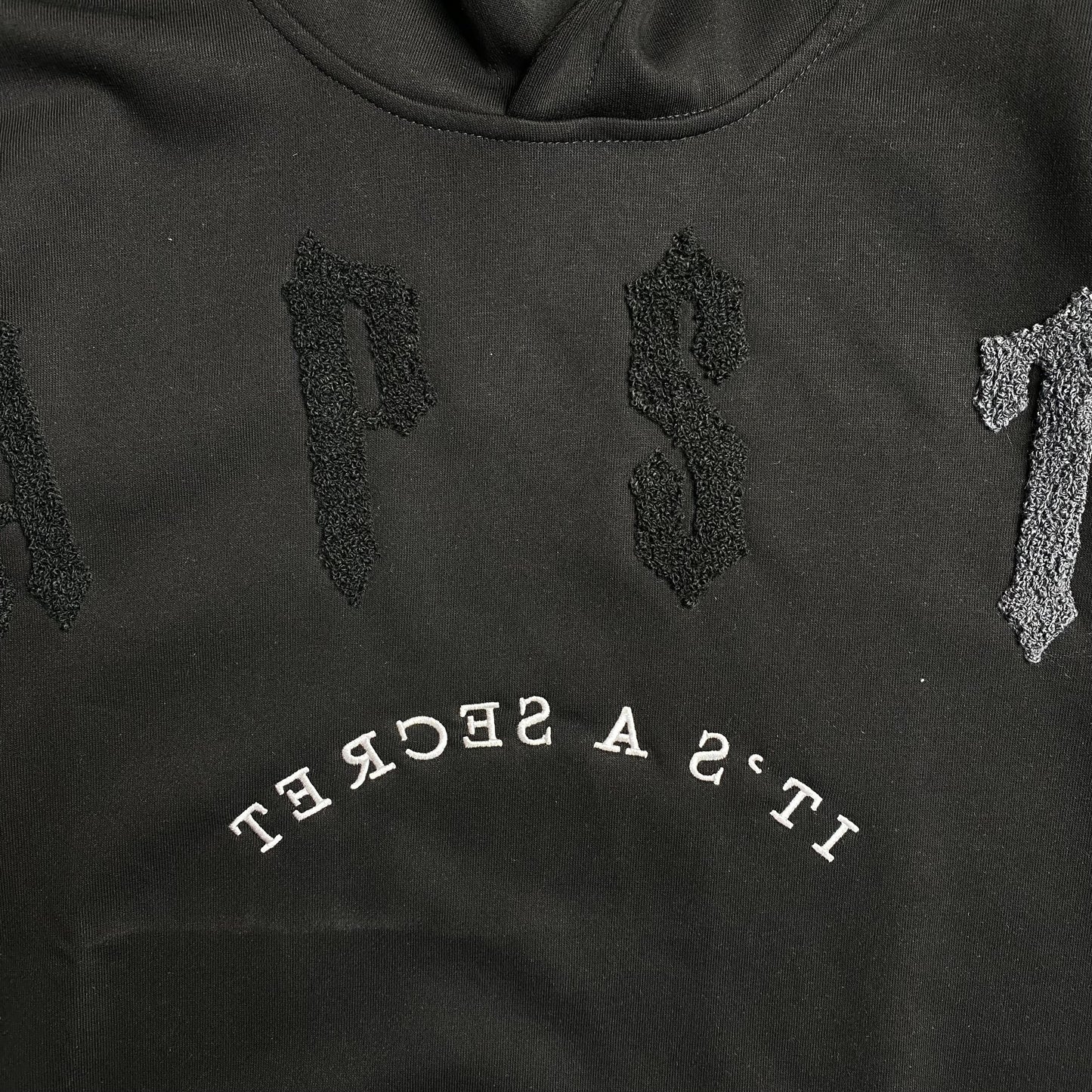 trapstar-irongate-arch-chenille-2_0-tracksuit-black-3_b5237b30-Drip Store Argentina