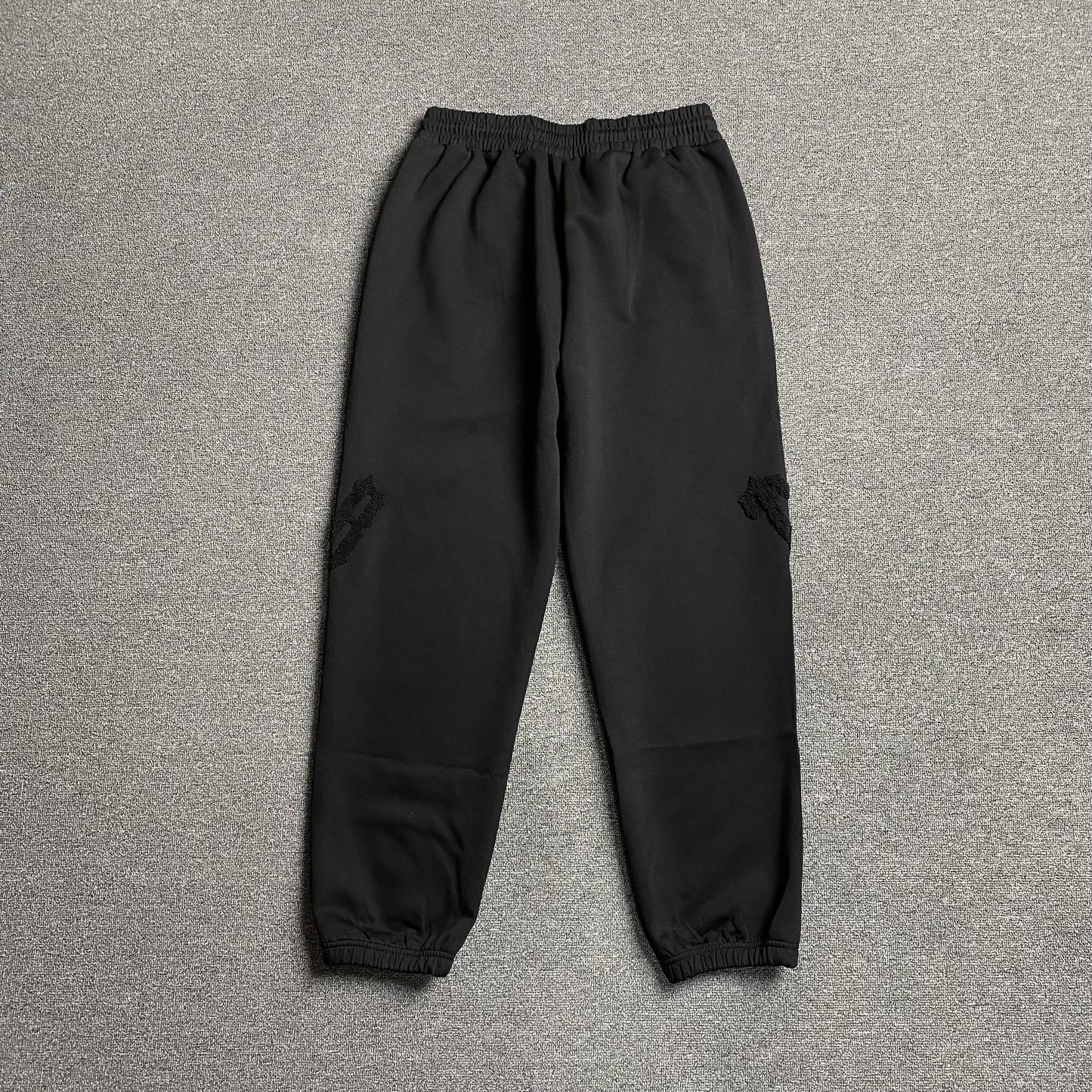 trapstar-irongate-arch-chenille-2_0-tracksuit-black-6_780ad821-Drip Store Argentina