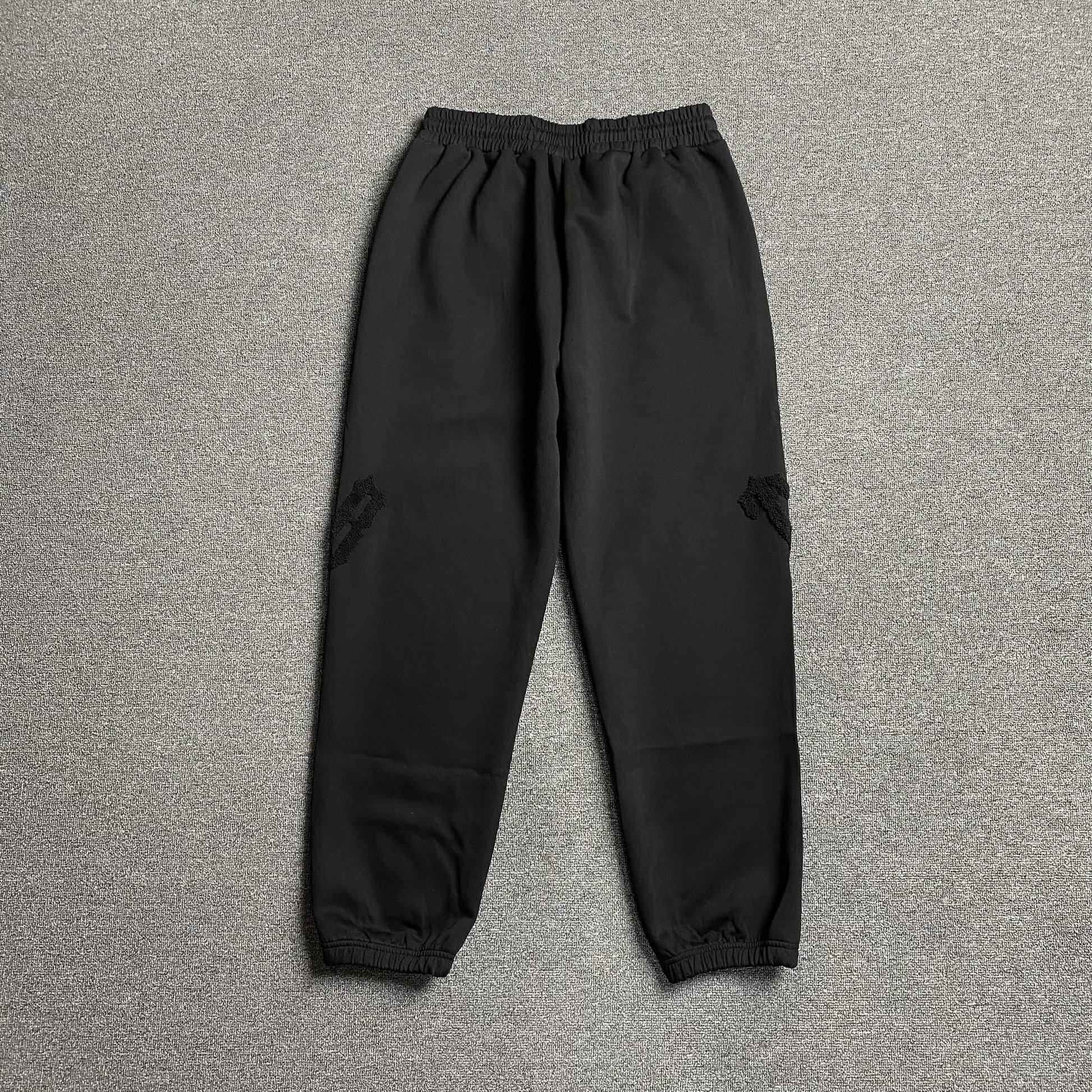 trapstar-irongate-arch-chenille-2_0-tracksuit-black-6_780ad821-Drip Store Argentina
