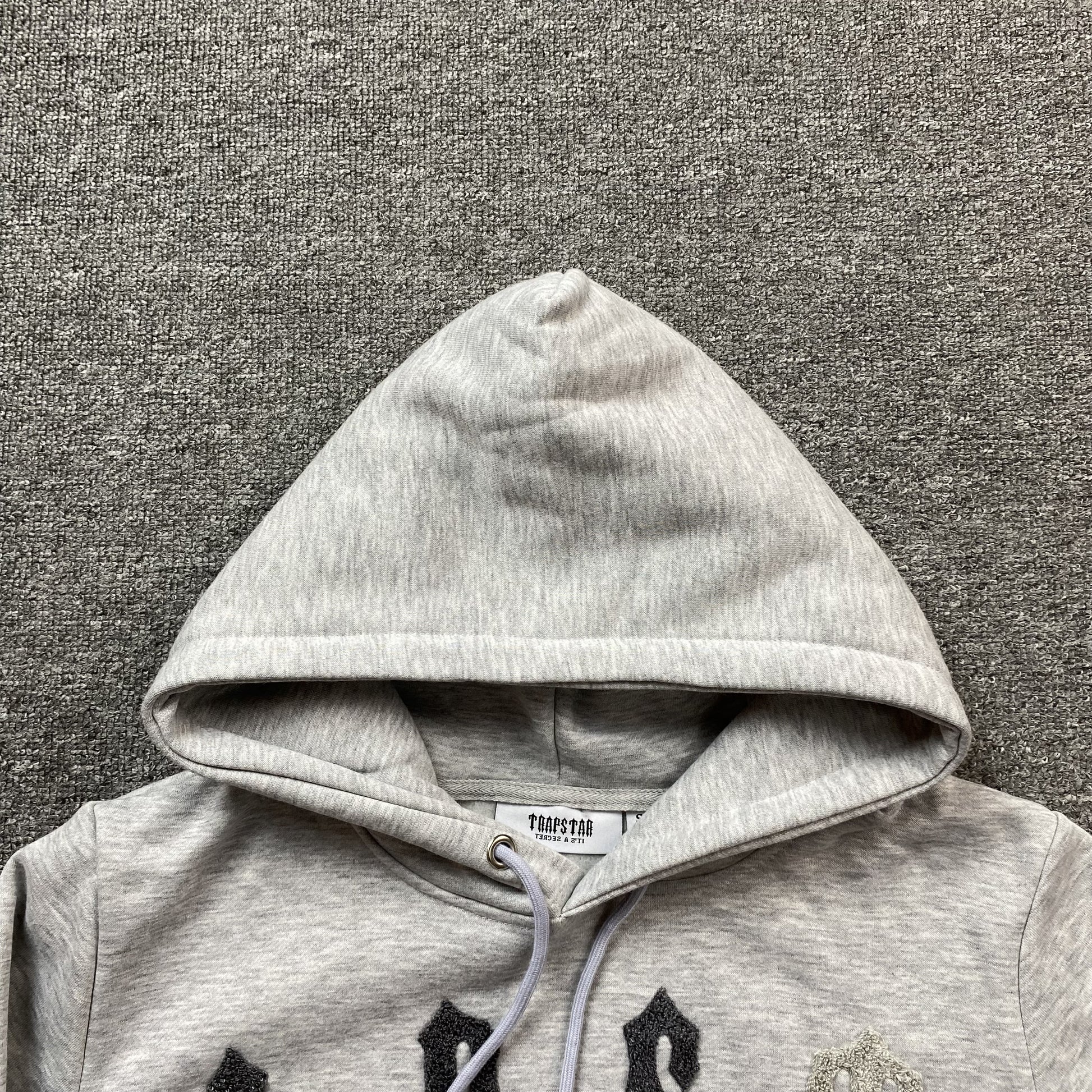 trapstar-irongate-arch-chenille-2_0-tracksuit-grey-9_f713185a-Drip Store Argentina