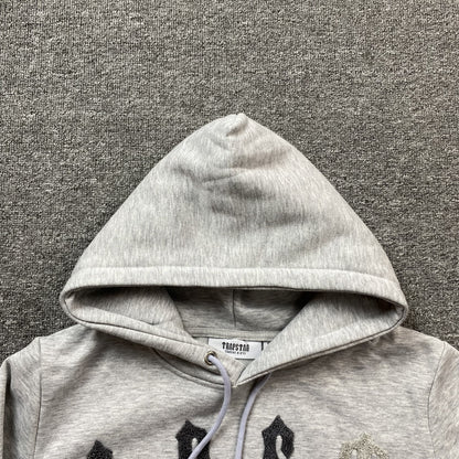 trapstar-irongate-arch-chenille-2_0-tracksuit-grey-9_f713185a-Drip Store Argentina