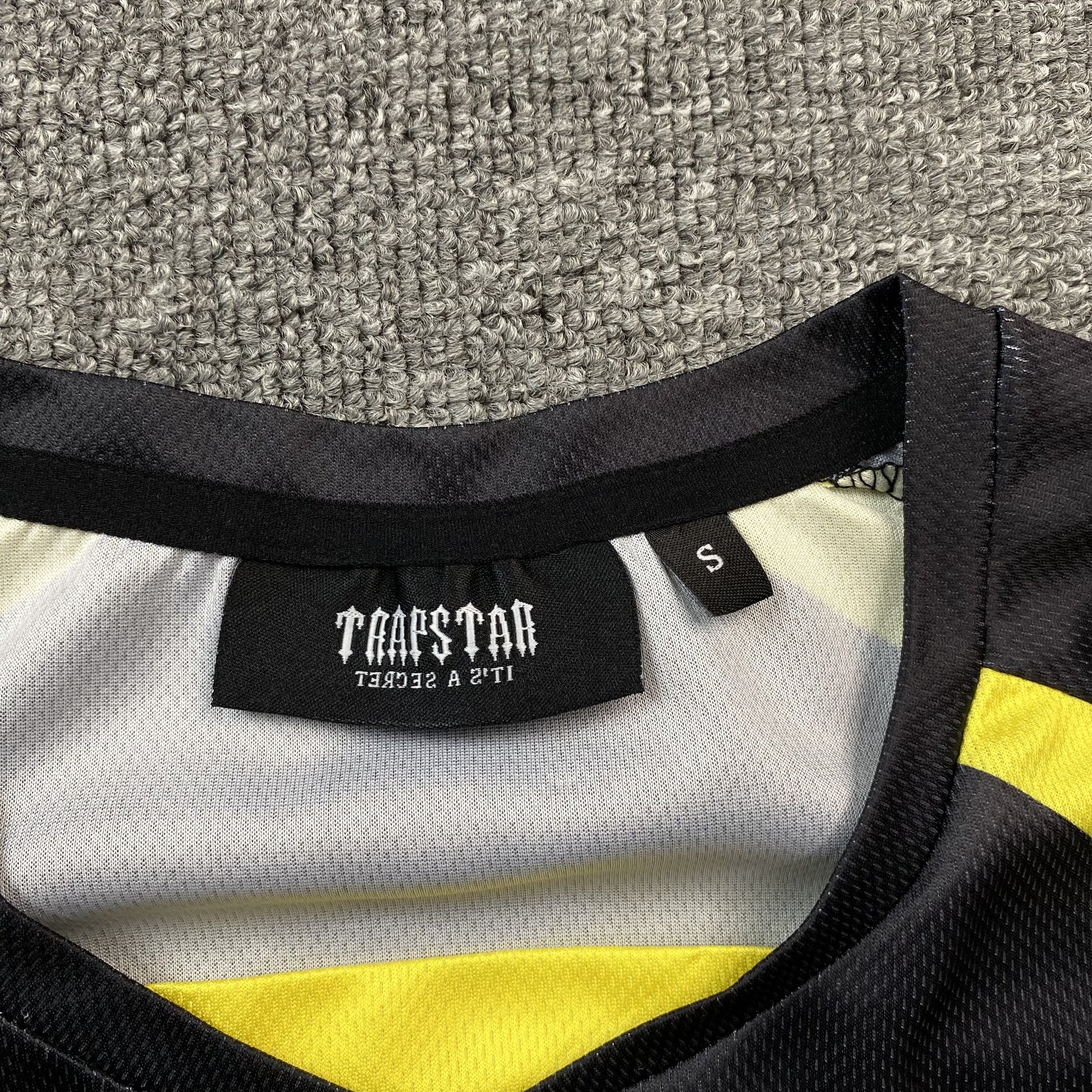 trapstar-irongate-football-jersey-black-yellow-5-Drip Store Argentina