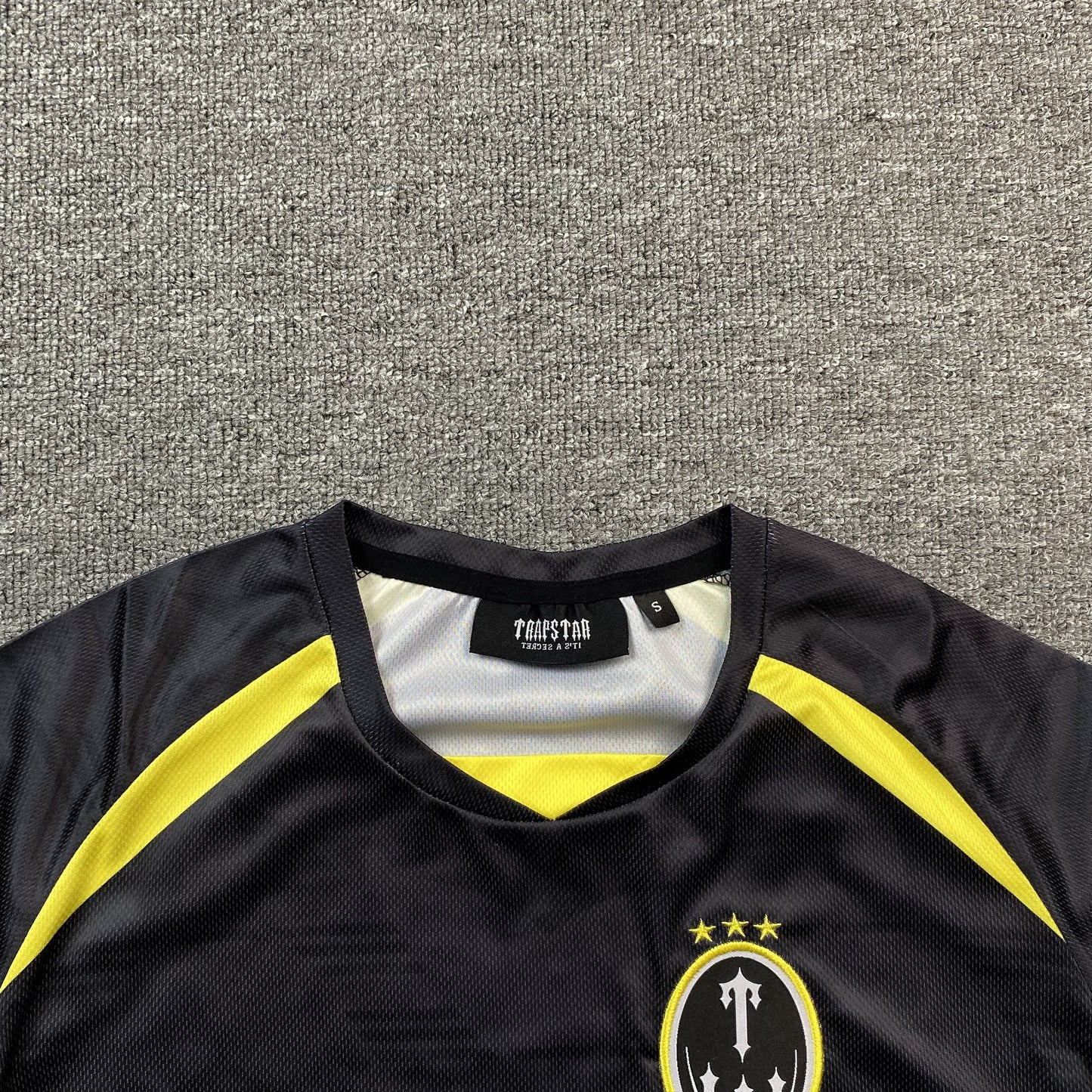 trapstar-irongate-football-jersey-black-yellow-6-Drip Store Argentina