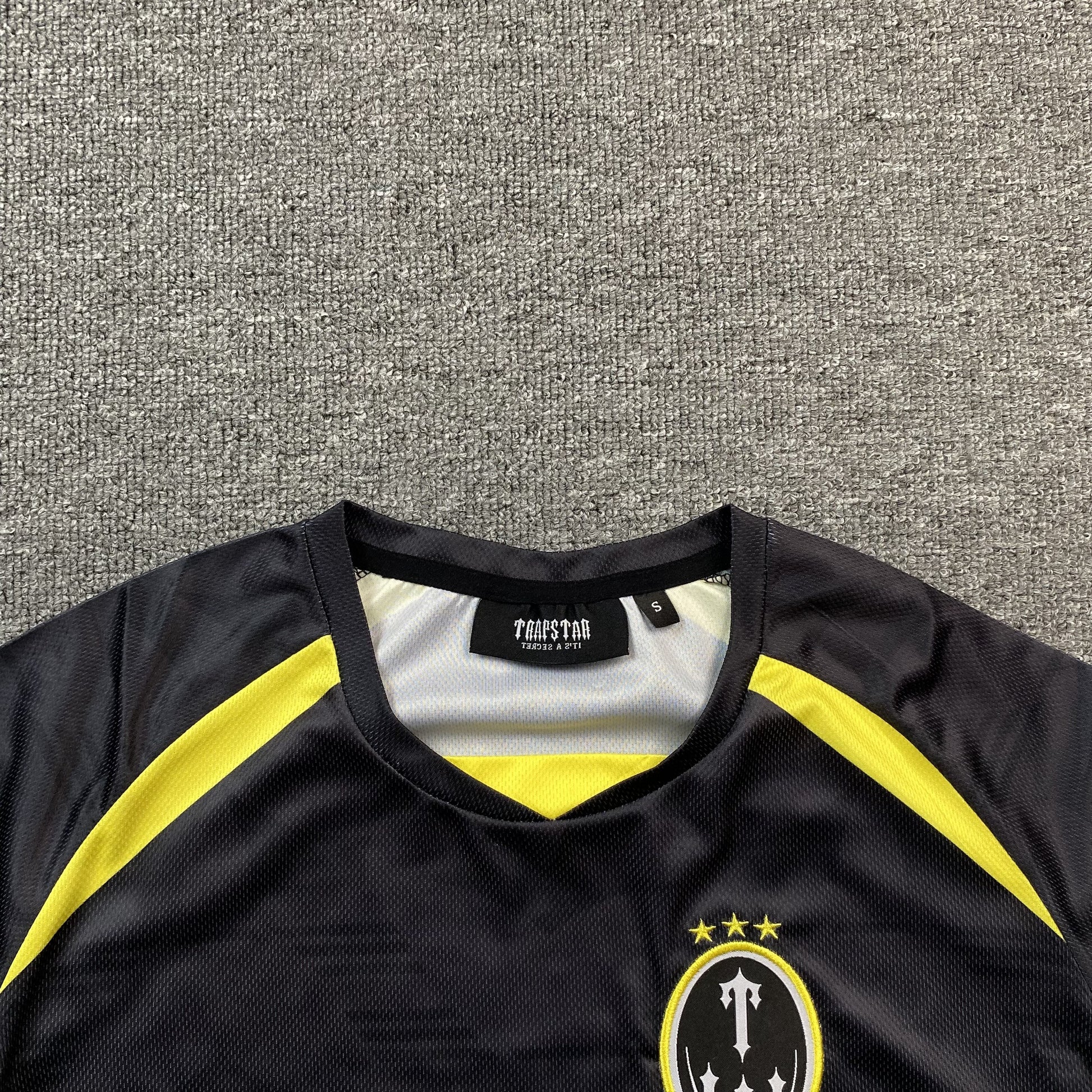 trapstar-irongate-football-jersey-black-yellow-6-Drip Store Argentina