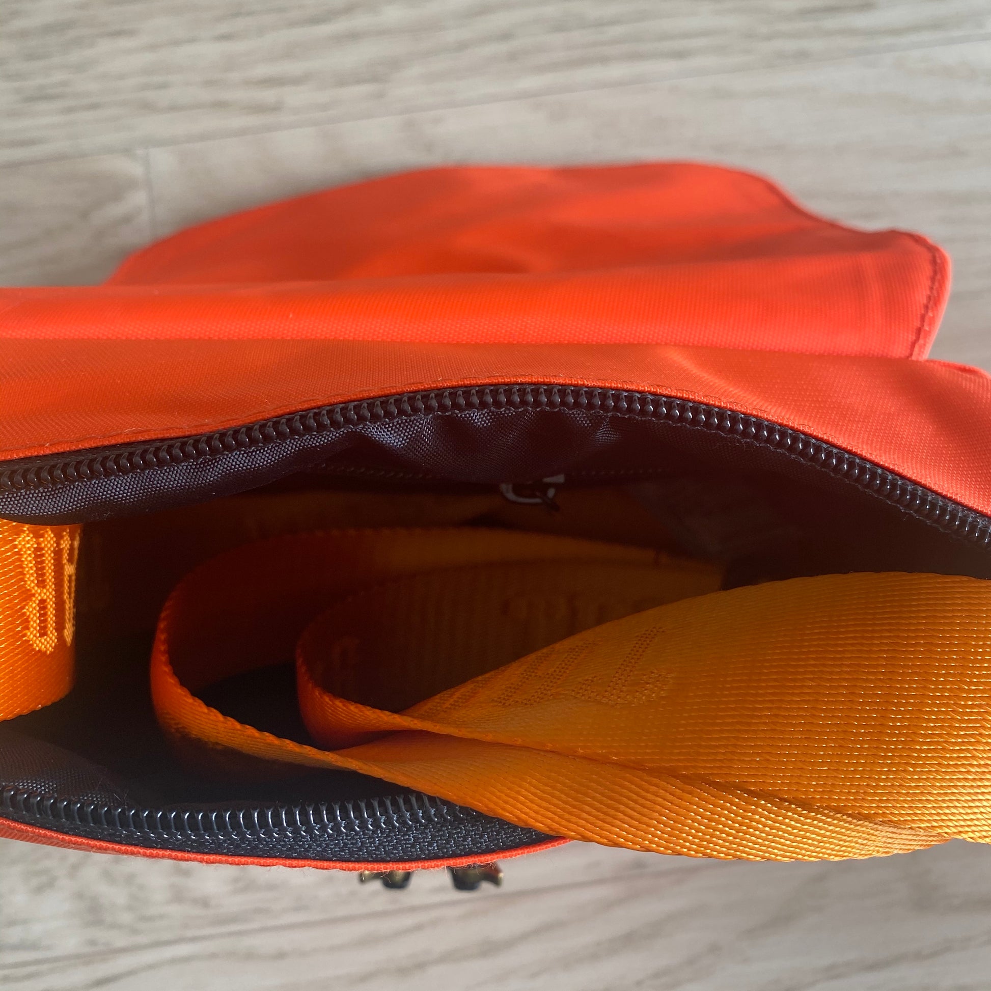 trapstar-irongate-t-crossbody-bag-orange-7-Drip Store Argentina